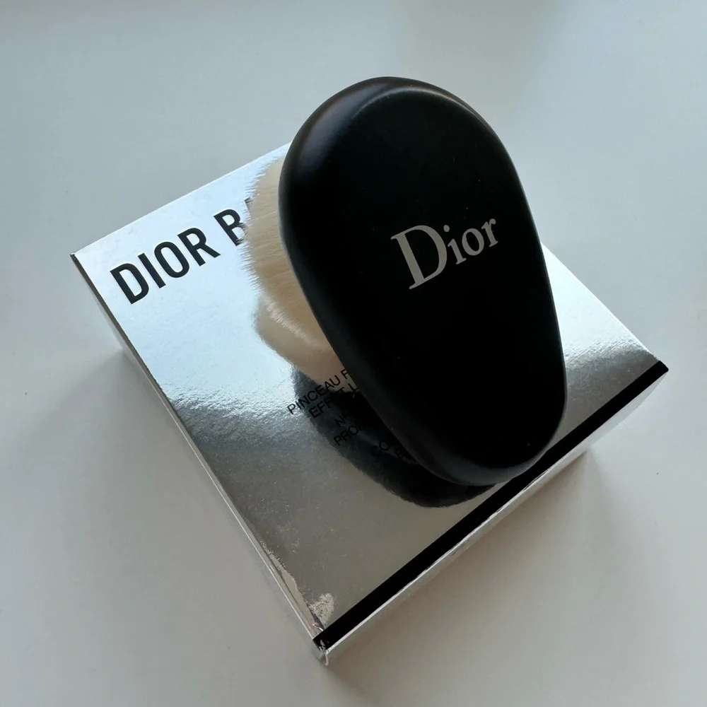 Dior Backstage Buffing Brush 18 - Picture 1 of 7
